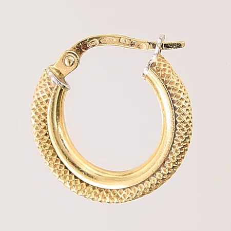 Udda örhängen med dekor, Ø15mm, skev, 18K Vikt: 1,2 g