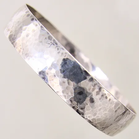 Armring med hamrad dekor, Ø71mm, bredd 15mm, skev, silver 925/1000 Vikt: 18,4 g