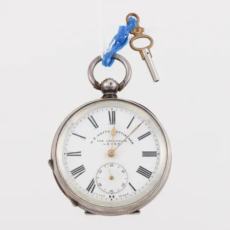 Fickur W.E Watts, diameter ca 5 cm, nyckeldrag, ej funktionstestad,silver. Vikt: 0 g