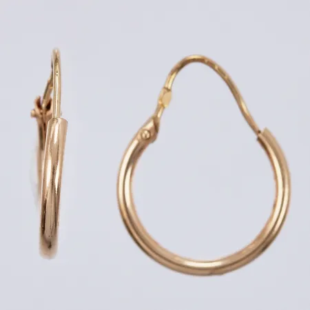 Ett par örhängen längd ca 15mm, bredd ca 1mm, 18K Vikt: 0,7 g