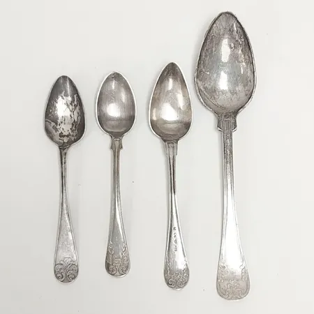 4 Skedar, varierande storlekar samt modeller, missfärgade, repiga, en sked skadad, silver, 830/1000 Vikt: 69,2 g