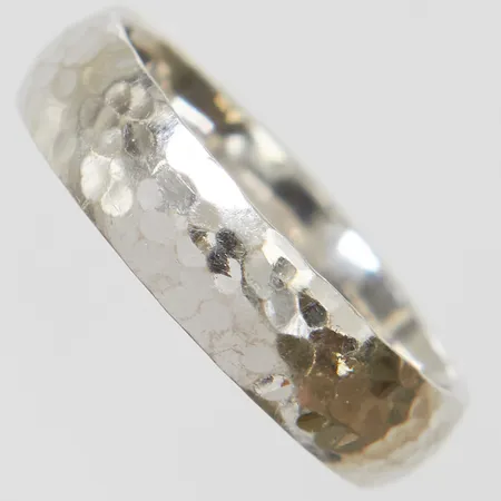 Ring, hamrad yta, Ø18½, bredd: 5mm, personlig gravyr, lätt kupad insida, svenska stämplar, 18K Vikt: 5,9 g