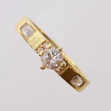 Ring med vita stenar, stl: 16½, bredd 3-6mm, 18K.  Vikt: 3,3 g