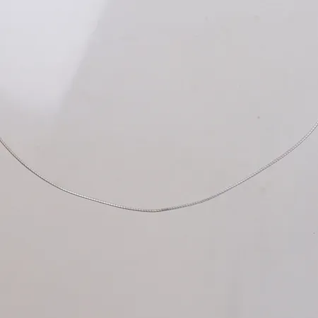 Collier, längd 42cm, bredd 0,9mm, vitguld, brott i länk, 18K Vikt: 4 g