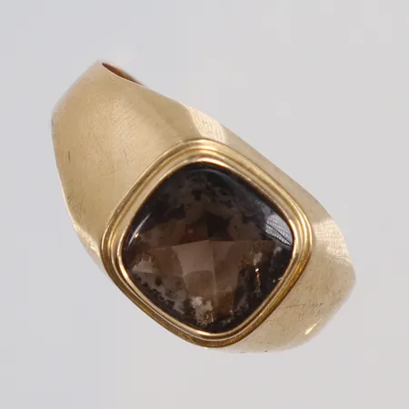 Klackring med brun sten, stl 21¼, bredd 2-11mm, 18K, bruttovikt 4g Vikt: 4 g