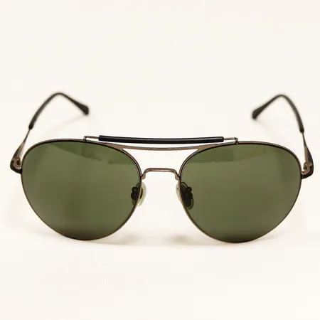 Solglasögon Carolina Herrera, she 158, pilotmodell, grönt glas (små repor), färg på båge: matte gunmetal, putsduk, fodral.