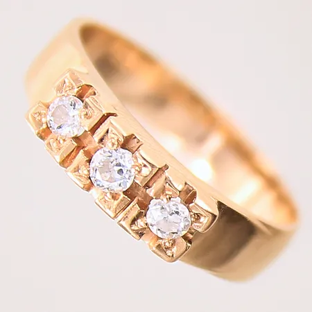 Ring med diamanter 2 x ca 0,05ct, 1 x ca 0,07ct, stl 17, bredd 4,5mm, ostämplad, 18K  Vikt: 4,1 g