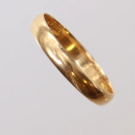 Ring slät, stl 20½, ca bredd 3mm, gravyr. 18K Vikt: 3 g