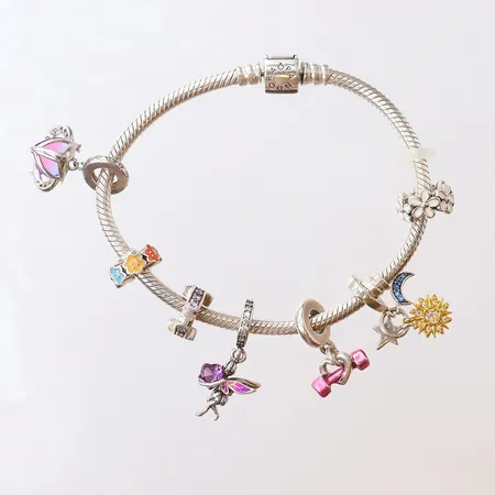 Armband Pandora med berlocker, längd 17cm, bredd 3mm, två berlocker stämplade Ale, silver 925/1000.  Vikt: 23,2 g