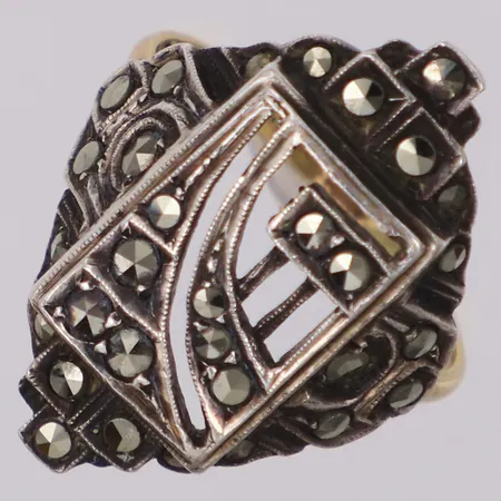 Ring med markasiter, stl 17, bredd 1,5-24,3mm, fattning i silver, skena i 18K  Vikt: 5,2 g