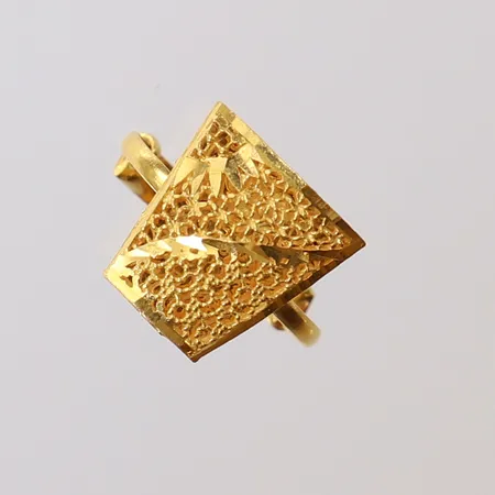 Ring med filigranarbete, stl: 15 justerbar, bredd 1,4-12,5mm, 21K Vikt: 1,8 g