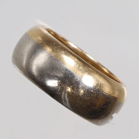 Ring tvåfärgad, stl 16¼, bredd 6mm, gravyr, 18K Vikt: 13,1 g