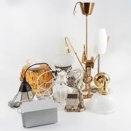 Parti lampor, bordständare.OBS! Skickas ej. Vikt: 0 g Specialfrakt, kontakta pantbankskontoret för mer information.