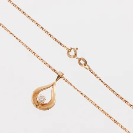 Collier med hänge, vit sten, längd ca 40 cm, hängets höjd 20 mm, 18k. Vikt: 3,7 g