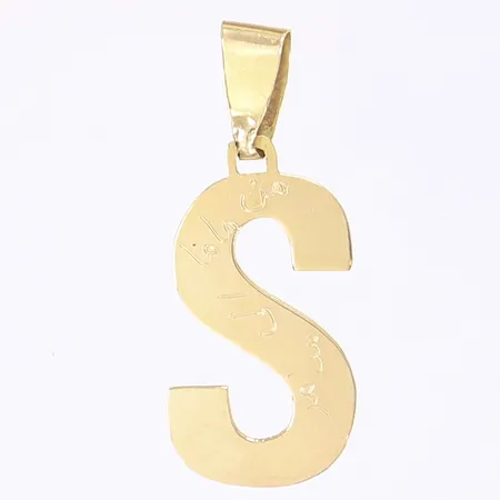Hänge i form av bokstaven S, höjd 40mm inkl ögla, en sida med gravyr, 14K Vikt: 3,6 g