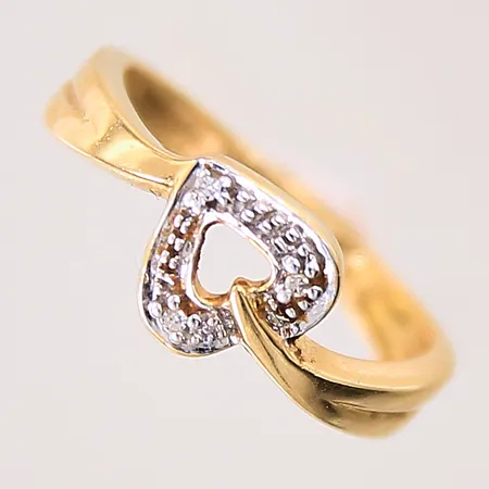 Ring med diamanter 3 x ca 0,005ct, stl 15, bredd 2-7mm, GHA, 18K  Vikt: 2,1 g