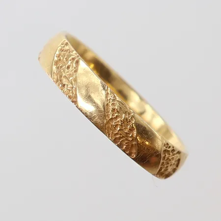 Ring med mönsterdekor, stl 17½, bredd ca 4mm, gravyr, 18K Vikt: 3,6 g