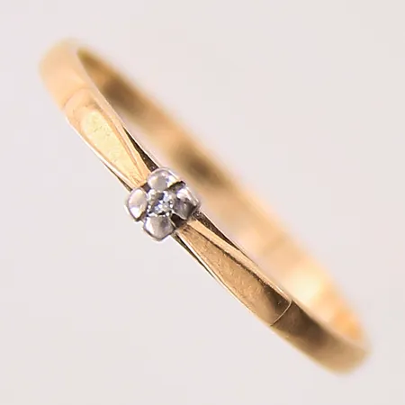 Ring med rosenslipad diamant ca 0,005ct, stl 15¾, bredd 1,5-2,5mm, fattning i vitguld, diamant med nagg, 14K  Vikt: 1,1 g