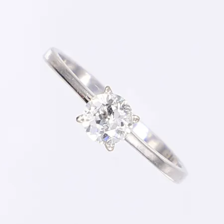 Ring med diamant 1x ca 0,52ct ca W/P3 (stor inneslutning i mitten av stenen), stl 17¾, bredd 2-5mm, vitguld 14K Vikt: 1,8 g