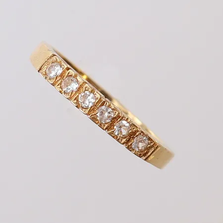 Ring med vita stenar, stl 17½, ca bredd 2,5-3mm. 18K  Vikt: 4,4 g