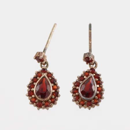 Örhängen paret med granater, höjd ca 19.3 mm, metall, låsen saknas. Vikt: 0 g