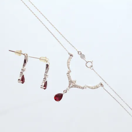 Set. Collier röd sten, längd  43cm , ett par örhängen vitguld 2cm, med gummistoppar, 18k Vikt: 6 g