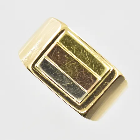 Klackring, stl 19¼, bredd 5-11 mm, flerfärgat guld, ojämn skena, ostämplad, 18K. Vikt: 4,9 g