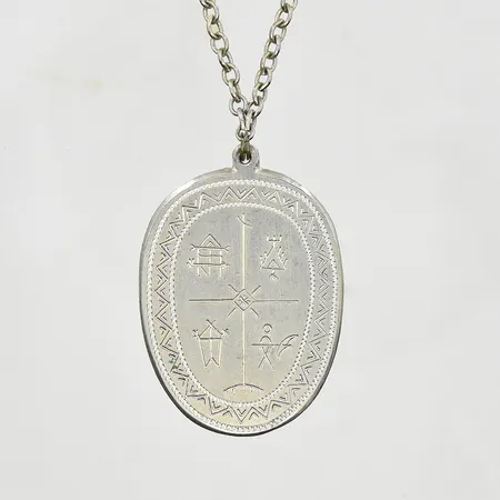 Hänge i tenn, Sameslöjd, stämplad signatur och T9, kedja i metall, längd 68 cm. Vikt: 0 g