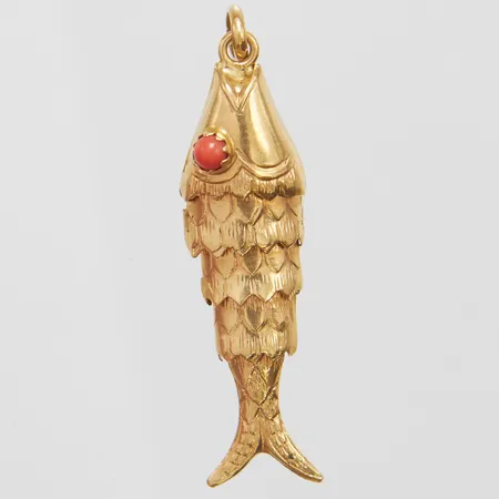 Hänge, fisk med rörliga delar, korallögon, 47x11mm, italienska stämplar, 18K Vikt: 4,5 g