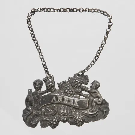 Karaffetikett, "Arrak", 60x37,3mm, Adolf Lillja, Stockholm, 1846, missfärgad, silver Vikt: 10,1 g