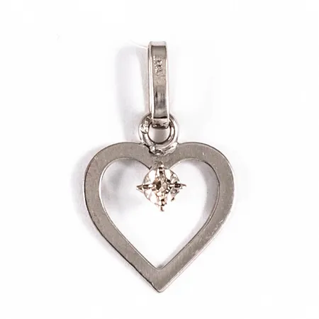 Hänge i 18K vitguld: Genombrutet hjärta med 1 x ca 0,01ct 8/8 slipad diamant. Det är 12 mm brett, 20 mm långt inkl. ögla och väger 0,7g.