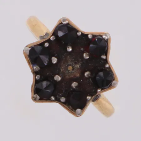 Ring med granater, stl 15¾, bredd 1,4-13,5mm, sten saknas, 14K Vikt: 2,6 g