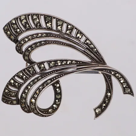 Brosch med markasiter, längd 51mm, bredd 35,9mm, silver 830/1000 Vikt: 9,6 g