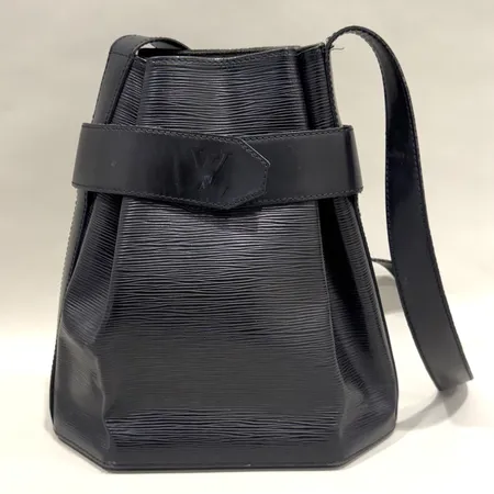 Väska, Louis Vuitton "Epi Sac D'Epaule Shoulder Bag", datumkod: VI0922, mått: 27 x 29 x 15cm, bruksslitage, söm lossnat, ytliga fläckar, inga tillbehör.
