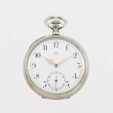 Fickur Omega Grand Prix 1900, diameter ca 5 cm, metall, tickar igång men ej funktionstestad,kantlagning på urtavlan.