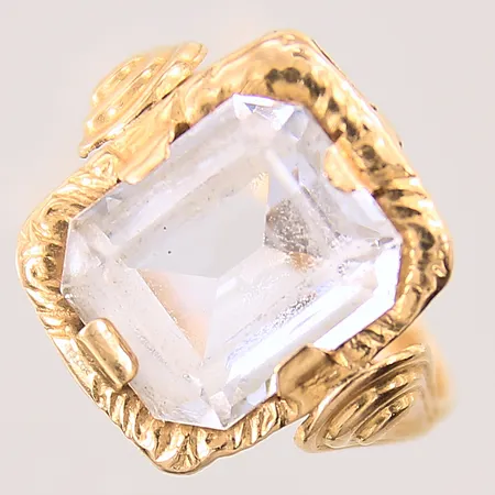 Ring med vit sten, stl 15½, bredd 2-16mm, skadad fattning, sten med nagg samt slitage, 18K  Vikt: 3,8 g