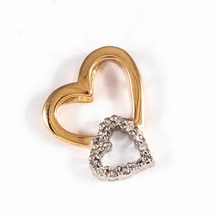 Hänge i 18K guld: Två genombrutna hjärtan varav ett med 14 x ca 0,005ct 8/8 slipade diamanter. Det är 11,5 mm brett, 15 mm långt och väger 1,4g. Stämplad GHA, 750.