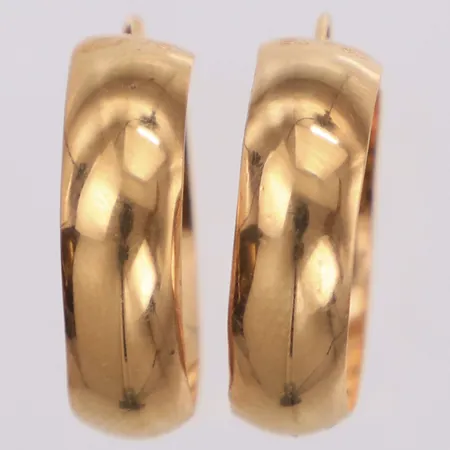Ett par örhängen creoler, Ø17,8mm, bredd 5mm, smärre ojämnheter, 18K  Vikt: 1,1 g