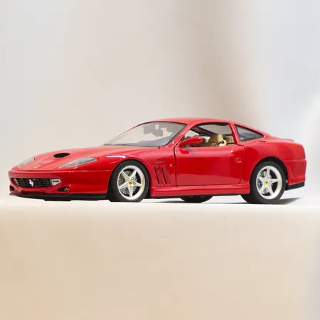 Modellbil Burago, Ferrari 550 Maranello, Skala 1:18, längd 24cm, visst slitage, obs defekt sidospegel (lös men medföljer) made in Italy, metall samt plast Skickas med paket.