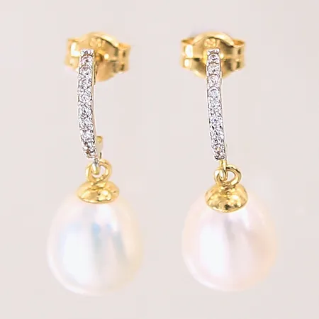 Ett par örhängen med odlade pärlor samt vita stenar,  Ø8,2mm, GHA, 18K  Vikt: 2,7 g