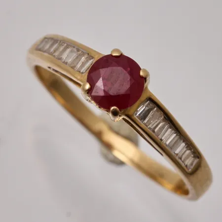 Ring i 18K guld, stl 17½, bredd 2-5mm, 1st rubin, 0,60ct, 16st Diamanter 0,20ct, enligt gravyr, vikt 2,29g.
