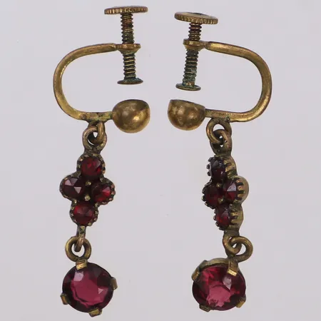Ett par örhängen med granater, längd 28,5mm, bredd 4,3-6,9mm, skruvlås, gulmetall