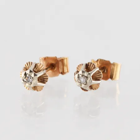 Örhängen paret med små diamanter, diameter ca 5.8 mm, 18k. Vikt: 1,6 g