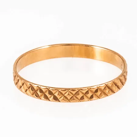 Graverat guld i 18K. Vikt: 1,6g. 