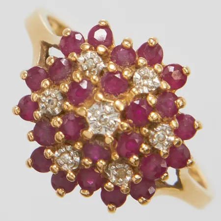 Ring med rubiner samt diamanter 7 x ca.0,0025ct, 8/8-slipade, Ø19, bredd: 1,6-14,6mm, 18K Vikt: 4,2 g