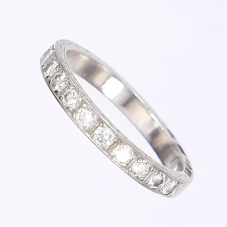 Ring med dia 10x ca 0,03ct, stl 17¾, bredd 2mm, vitguld 18K Vikt: 3,8 g