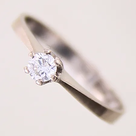 Ring med diamant 0,16ct enligt gravyr, piqué, stl 16¼, bredd 2,5-4mm, vitguld, 18K  Vikt: 2 g