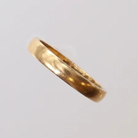 Ring slät, stl 16¾, ca bredd 3mm, gravyr. 18K Vikt: 3,1 g