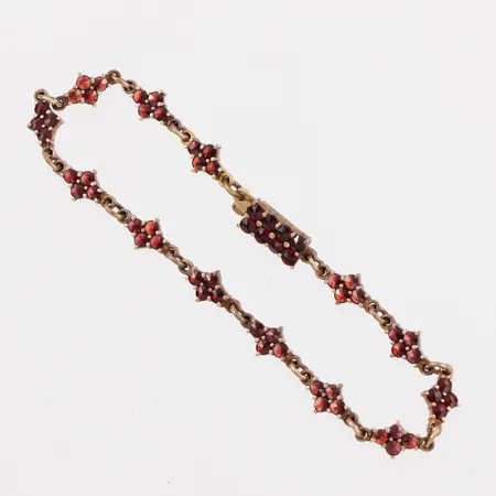 Armband med granater, längd ca 19.5 cm, bredd 6.4 mm, förgyllt silver. Vikt: 7,3 g