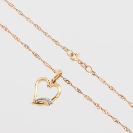 Collier med hänge, längd ca 36 cm, hängets höjd 20 mm, 18k. Vikt: 4,7 g